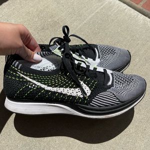 NIKE FLYKNIT RACERS black / white / neon